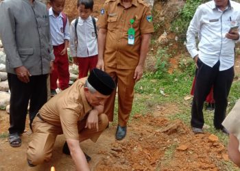 Sekda Pessel Lakukan Peletakan Batu Pertama Mushalla Jabal Nur