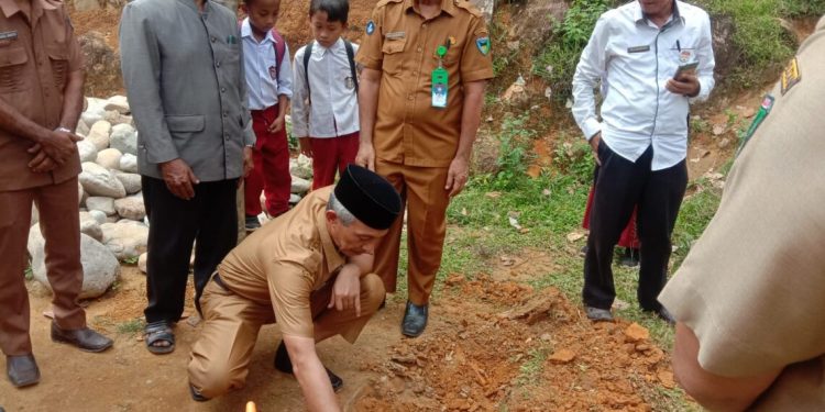 Sekda Pessel Lakukan Peletakan Batu Pertama Mushalla Jabal Nur