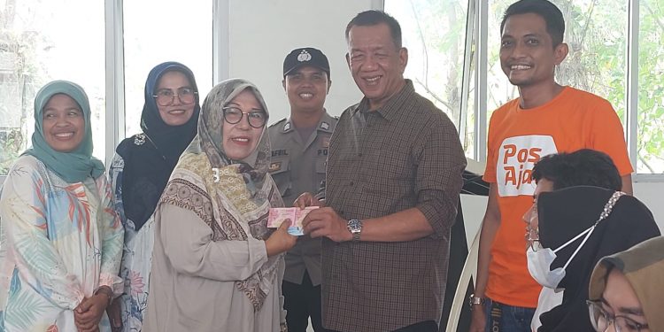 Bupati Rusma Yul Anwar Salurkan BLT BBM di IV Jurai