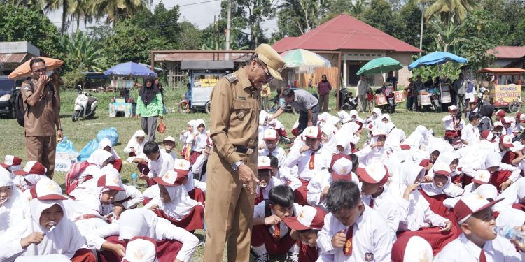HKGN 2022, Murid SD Praktik Sikat Gigi di Depan Bupati Lima Puluh Kota