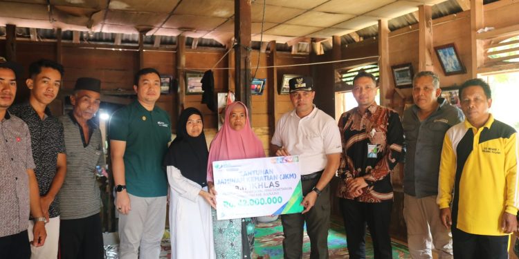 Wakil Bupati Sijunjung Salurkan JKM BPJS Ketenagakerjaan Cabang Solok