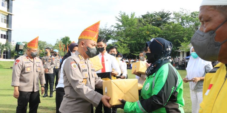 5.000 paket Bansos disalurkan Polda Sumbar kepada Komunitas Ojek, Angkot dan Betor