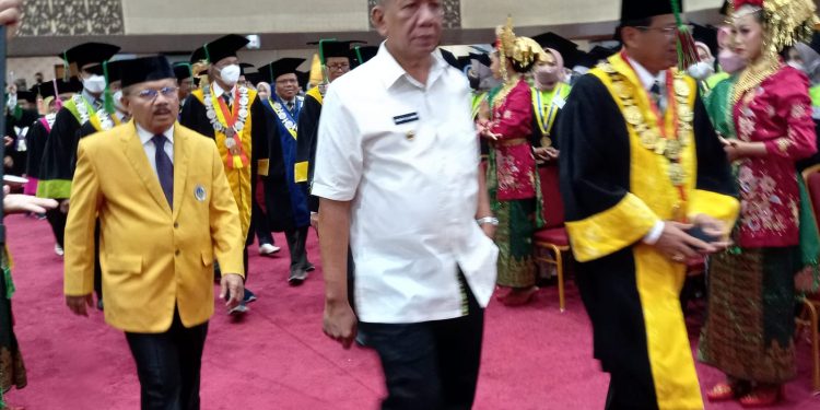Bupati Pessel Hadiri Undangan Wisuda Ke- 128 Tahun 2022 di UNP