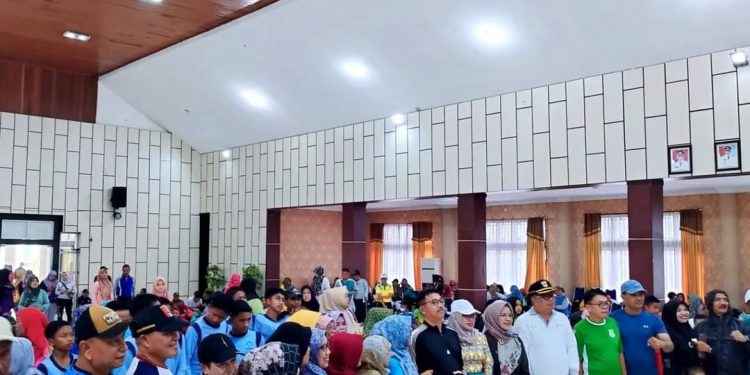 Meskipun Hujan, Peserta CFD Padang Aro Senam di Aula Kantor Bupati