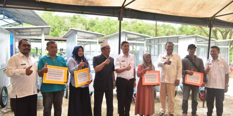 Sinergi Dengan Aspirasi Melalui DPRD, Pemko Sawahlunto Berikan 14 Gerobak Pedagang