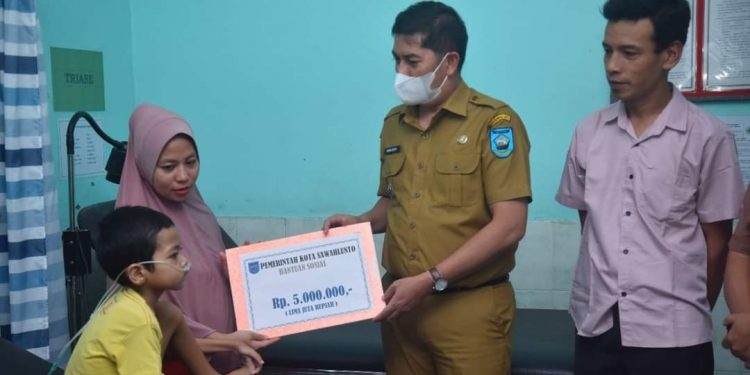 Pemko Sawahlunto Bantu Biaya Berobat Habib Aqila Warga Dusun Rumbio Silungkang