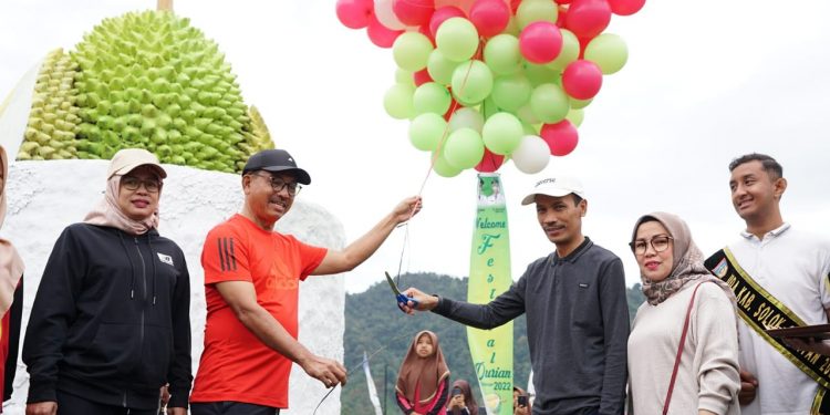 Bupati Khairunas Buka Festival Durian Solok Selatan 2022