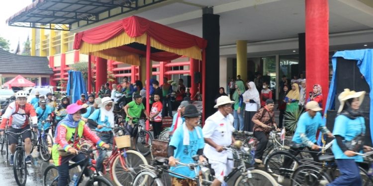 Ribuan Pesepeda Meriahkan Gowes Hari Jadi Sumbar ke-77