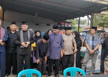 Penghulu Suku Jambak nan Batujuah Nagari Pauh IX Lepas Keberangkatan Jenazah