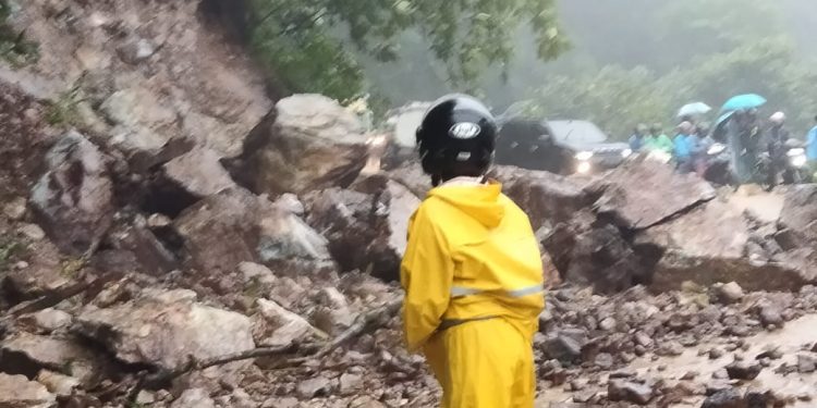 Hujan Awet, Banjir di Mana-mana, Sitinjau Lauik Longsor Lagi