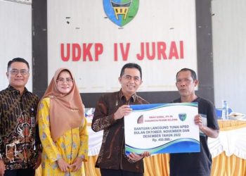 Wabup Pessel Salurkan Bantuan BLT APBD