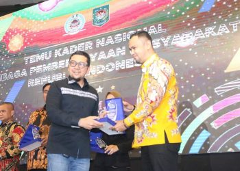 Bupati Sijunjung Benny Dwifa Yuswir Terima Penghargaan LPM Award Dari DPP LPM Republik Indonesia