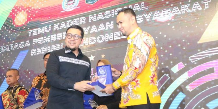 Bupati Sijunjung Benny Dwifa Yuswir Terima Penghargaan LPM Award Dari DPP LPM Republik Indonesia