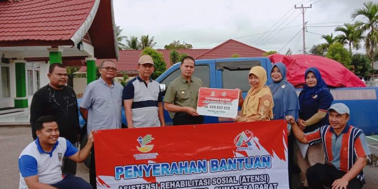Wabup Sijunjung Serahkan Bantuan Atensi Kepada Masyarakat