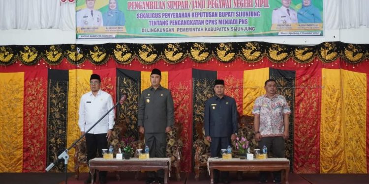 Bupati Lantik CPNS di Lingkungan Pemkab Sijunjung