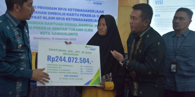 Wali Kota Sawahlunto Deri Asta Salurkan Santunan JKM Kepada Korban Ledakan Tambang Batu Bara