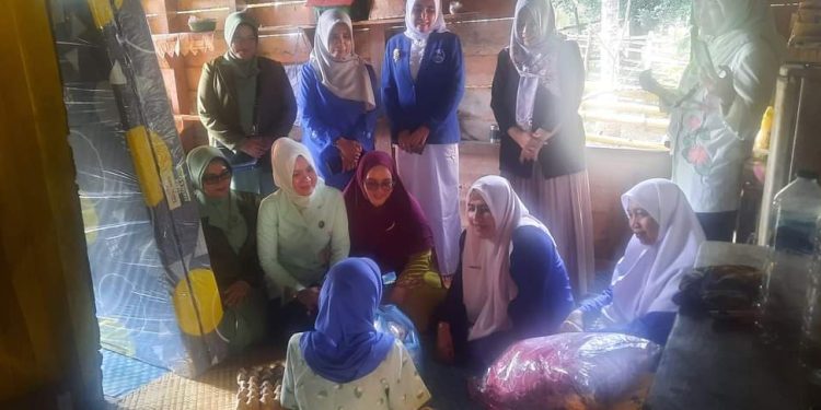 Hari Ibu Ke- 94, TP PKK Sijunjung Lakukan Ziarah Makam dan Tabur Bunga