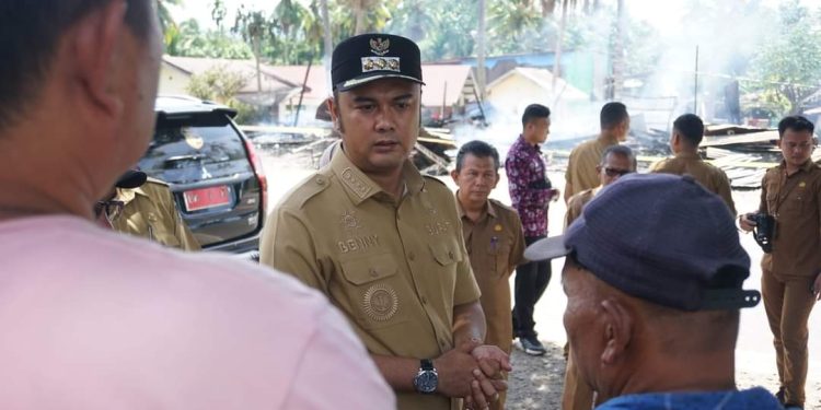 Bupati Sijunjung Tinjau Korban Kebakaran di Nagari Palangki