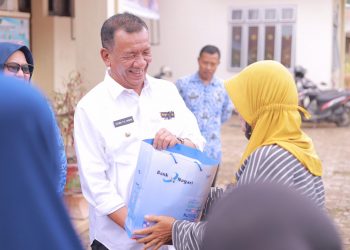 Bupati Pesisir Selatan Salurkan Bantuan Sembako