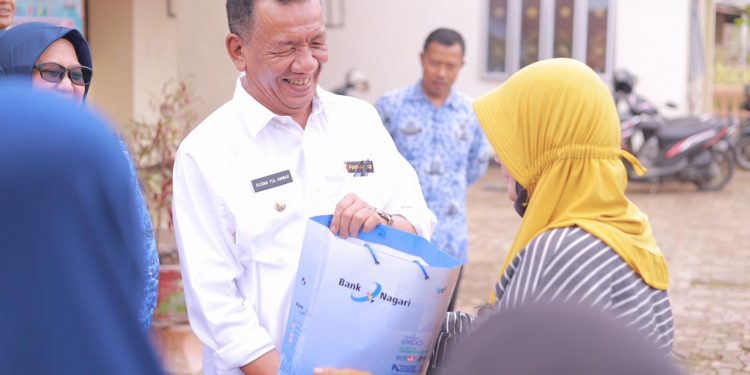 Bupati Pesisir Selatan Salurkan Bantuan Sembako