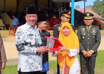 Bupati Rusma Yul Anwar Terima Dewi Sartika Awards