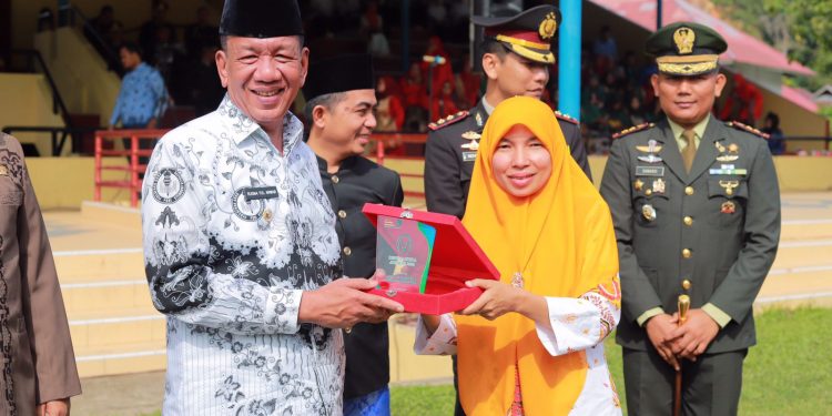 Bupati Rusma Yul Anwar Terima Dewi Sartika Awards
