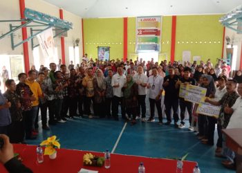 Bupati Pesisir Selatan Serahkan Buku Rekening Program Bantuan RTLH di Sutera