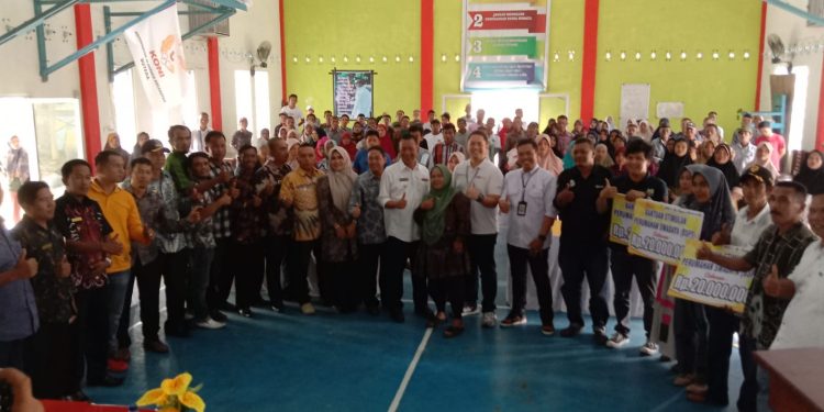 Bupati Pesisir Selatan Serahkan Buku Rekening Program Bantuan RTLH di Sutera