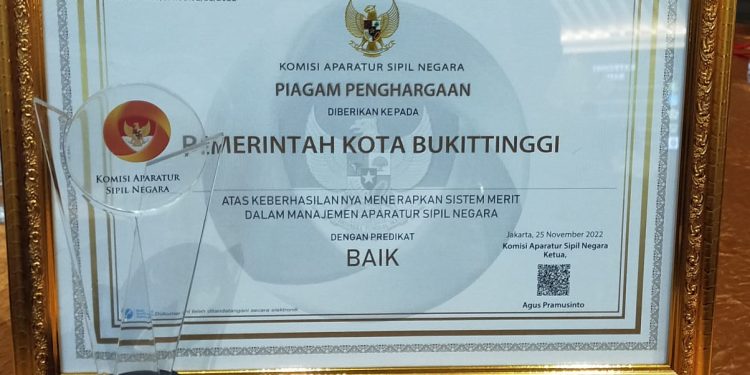 Wali Kota Bukittinggi Kembali Terima Anugerah Meritokrasi 2022