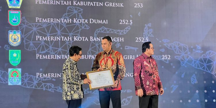 Bupati Sijunjung Raih Anugerah Meritokrasi ASN Tahun 2022