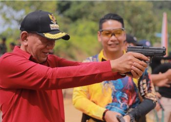 Bupati Pesisir Selatan Latihan Menembak