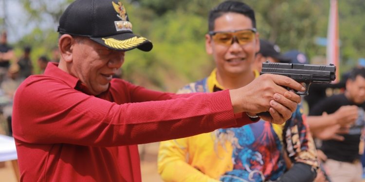 Bupati Pesisir Selatan Latihan Menembak