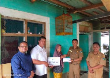 Bupati Pesisir Selatan Serahkan RTLH Kepada Warga Kurang Mampu