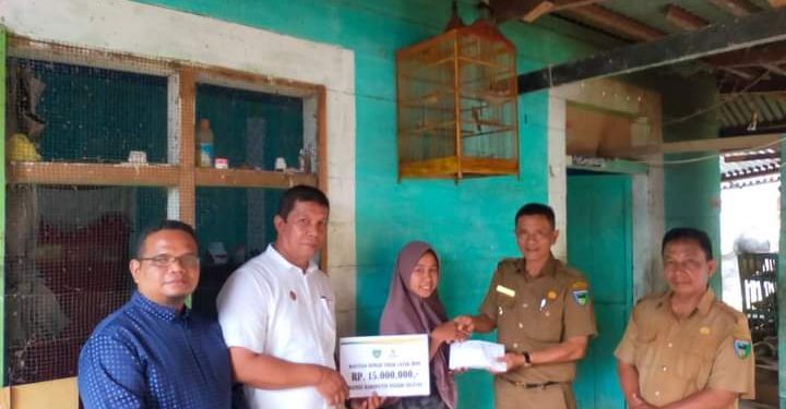 Bupati Pesisir Selatan Serahkan RTLH Kepada Warga Kurang Mampu