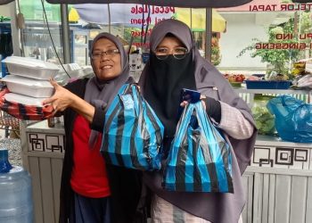 Yayasan Varisha Peduli Bagikan Nasi Bungkus, Sembako dan Pakaian