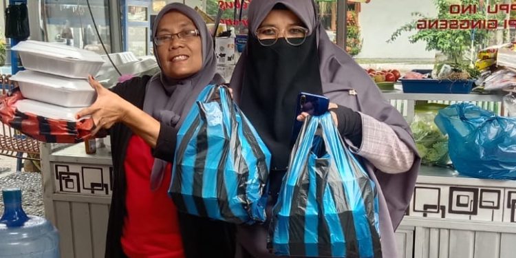 Yayasan Varisha Peduli Bagikan Nasi Bungkus, Sembako dan Pakaian