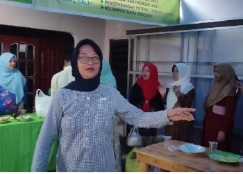 Kepsek dan Guru SMPN 39 Padang Beri Pelatihan Menjahit pada IRT di Banuaran