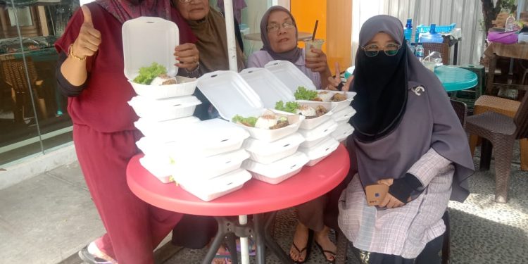 Jumat Berkah Varisha Peduli Bagikan 100 Nasi Bungkus